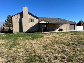 5223 S 4700 W in Hooper, UT - Foto de edificio - Building Photo