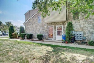 87 Farnham Square in Sayreville, NJ - Building Photo