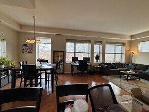 2337 W Wolfram St in Chicago, IL - Building Photo - Building Photo