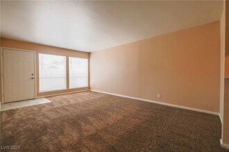 683 Oakmont Ave in Las Vegas, NV - Building Photo - Building Photo