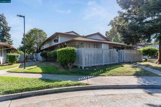 101 Villa Cir in Fairfield, CA - Building Photo - Building Photo
