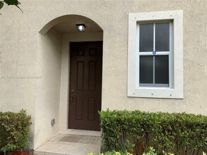1035 NE 207th Terrace in Miami, FL - Building Photo - Building Photo