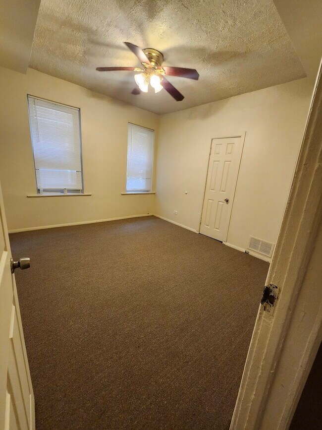 6730 S Clyde Ave in Chicago, IL - Building Photo - Building Photo
