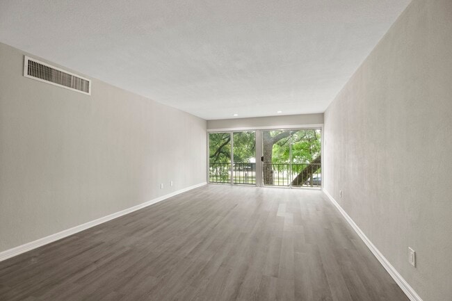 5050 Ambassador Way in Houston, TX - Foto de edificio - Building Photo