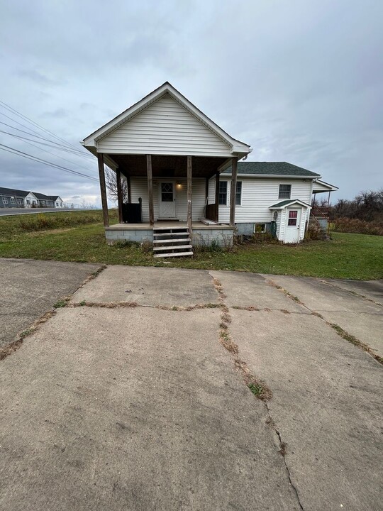 42 Spring Run Road Extension in Coraopolis, PA - Building Photo