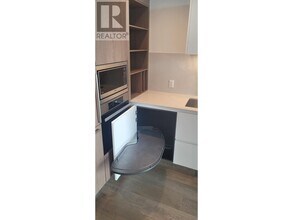 6000-6000 McKay Ave in Burnaby, BC - Building Photo - Building Photo