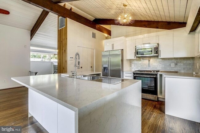 5511 Huntington Pkwy in Bethesda, MD - Foto de edificio - Building Photo