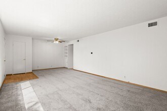 5255 SW Nebraska St in Portland, OR - Foto de edificio - Building Photo