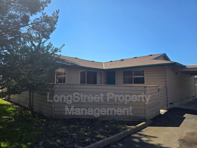 3326 NE Lancaster St in Corvallis, OR - Foto de edificio - Building Photo