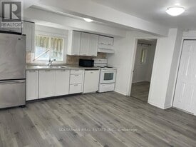 257 Parkwood Ave in Georgina, ON - Building Photo