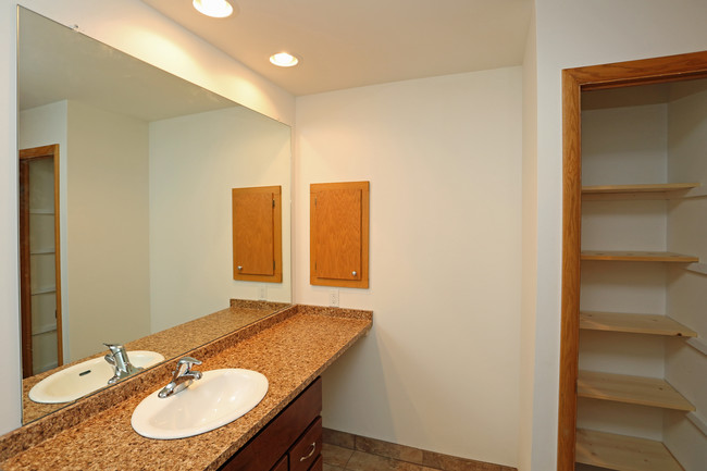 Imperial Apartments in Milwaukee, WI - Building Photo - Interior Photo