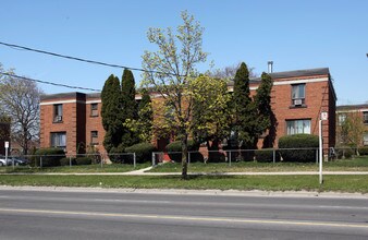 572-594 Trethewey Dr in Toronto, ON - Building Photo - Building Photo