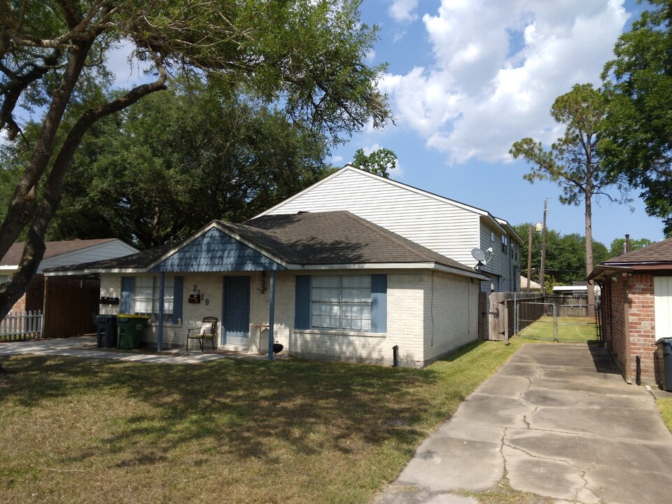 2119 N Austin Ave in Pearland, TX - Building Photo