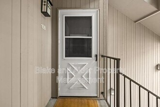 4000 Carman Dr in Lake Oswego, OR - Building Photo - Building Photo