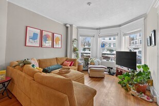 811 Washington St, Unit 1 in Brookline, MA - Building Photo