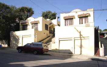 1111 Douglas St in Los Angeles, CA - Foto de edificio - Building Photo