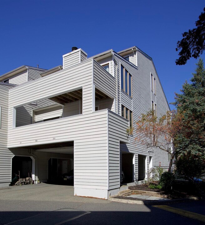 702 Mainsail Ln in Secaucus, NJ - Building Photo