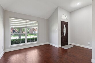 8002 Wilmington Dr in Rowlett, TX - Foto de edificio - Building Photo