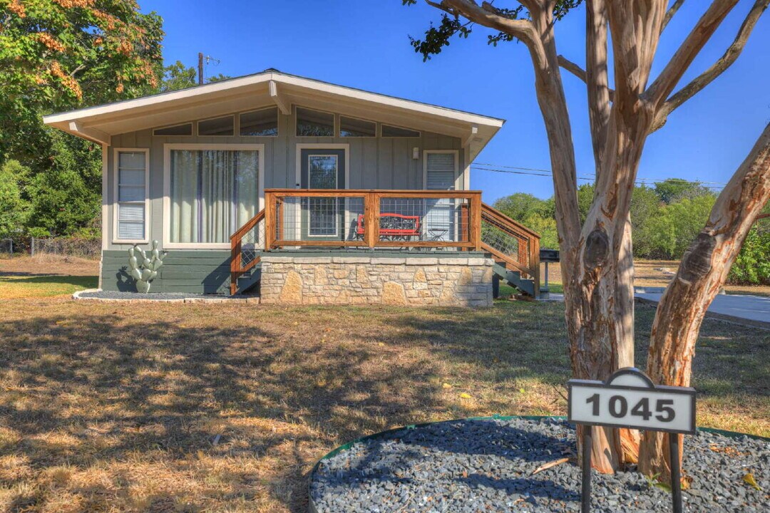 1045 Cherry St in Canyon Lake, TX - Building Photo