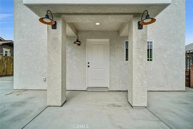 2321 Locust Ave, Unit Main House in Long Beach, CA - Building Photo - Building Photo