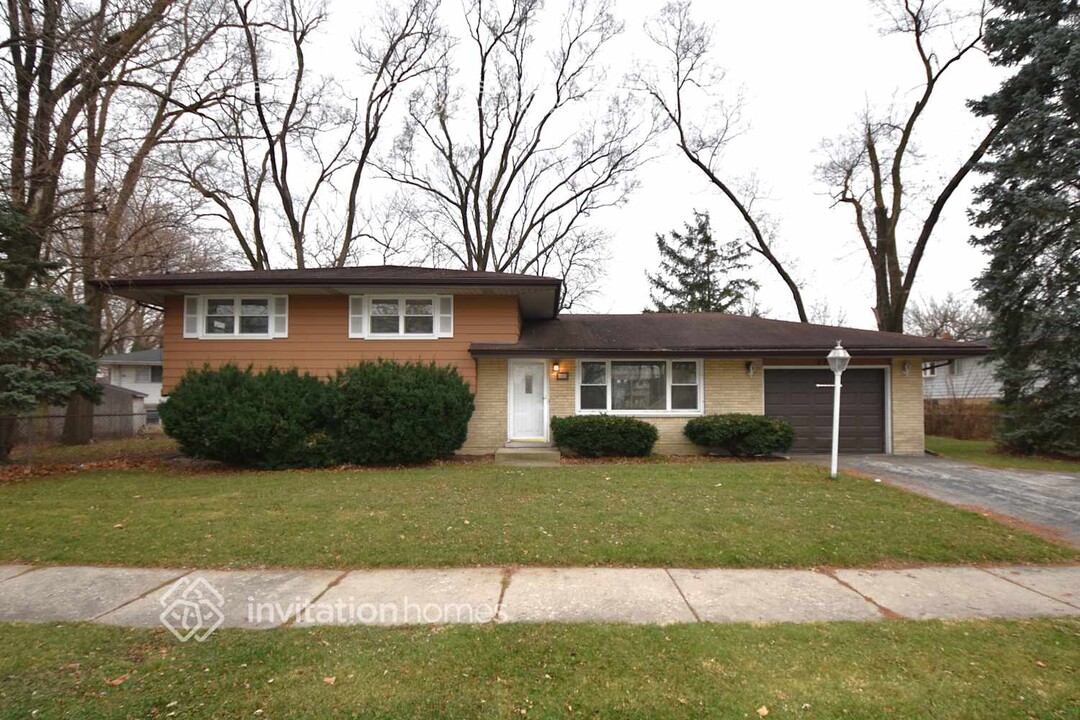 5925 W 91st St in Oak Lawn, IL - Building Photo