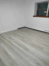 17 Martha Ave, Unit B in Elmwood Park, NJ - Foto de edificio - Building Photo