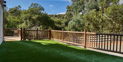 373 Loftyhill Dr in Malibu, CA - Building Photo - Building Photo