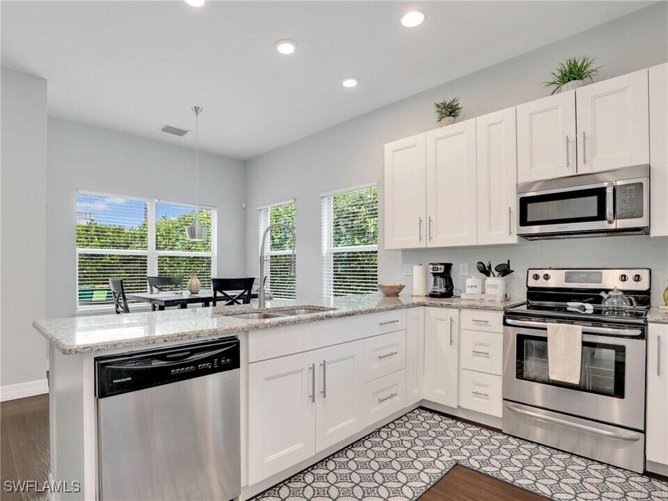 3037 Lunar St in Naples, FL - Building Photo