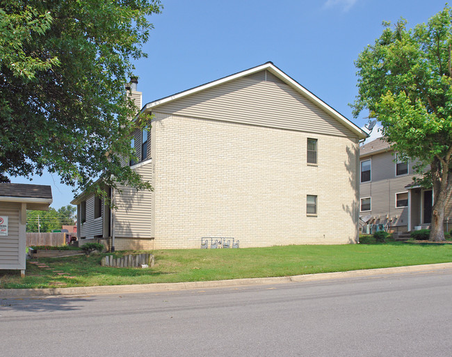 306 Fairway Cir in Springdale, AR - Building Photo - Building Photo