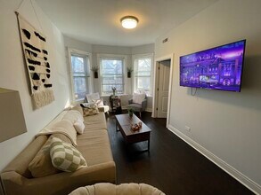 918 W Wolfram St, Unit 2 in Chicago, IL - Building Photo - Building Photo