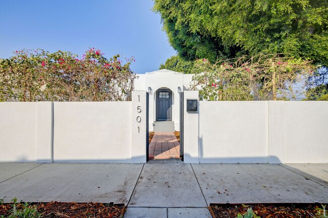 1501 W 60th Pl in Los Angeles, CA - Foto de edificio - Building Photo