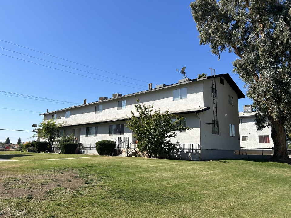 3604 Panama Ln in Bakersfield, CA - Building Photo