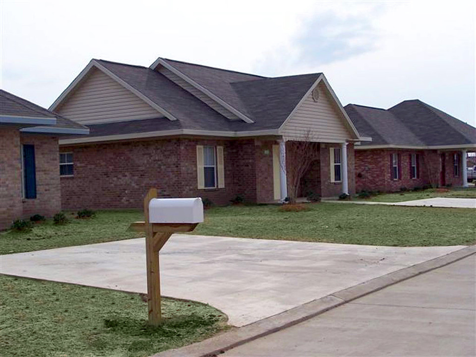 Sugarland Terrace in New Iberia, LA - Building Photo