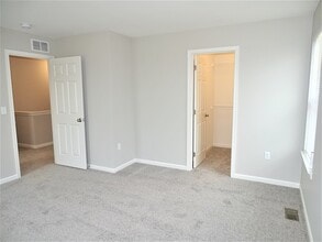 52 Michael Ln, Unit B in Denver, PA - Foto de edificio - Building Photo