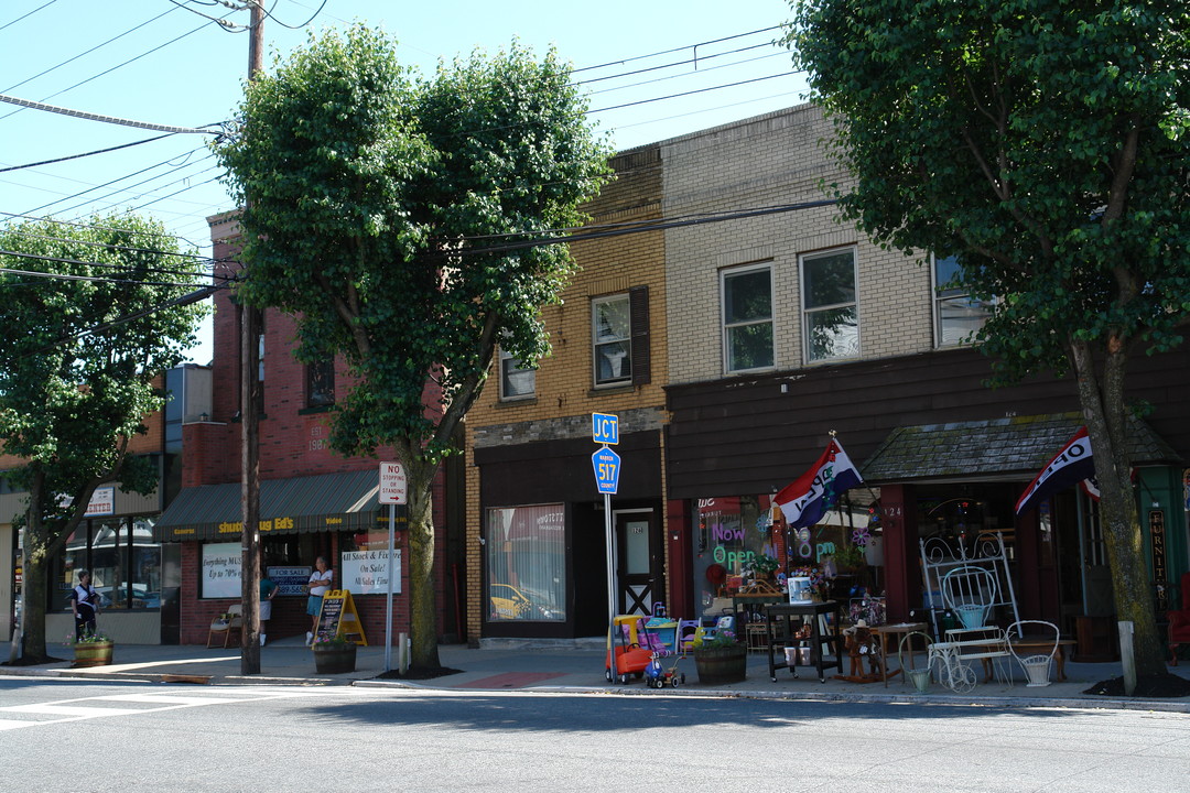 122-126 Main St in Hackettstown, NJ - Building Photo