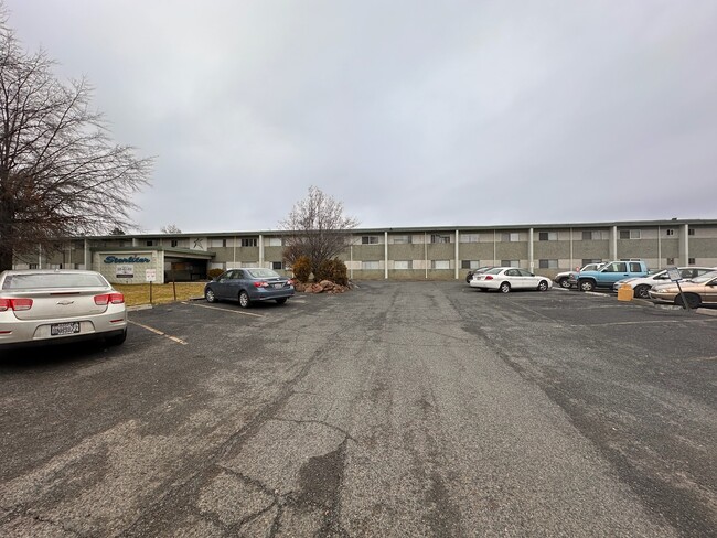 Starliter Apartments in Yakima, WA - Foto de edificio - Building Photo