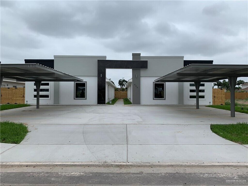 7 West Dr in Pharr, TX - Building Photo