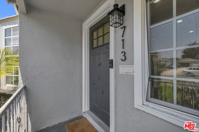 713 W 118th St in Los Angeles, CA - Building Photo - Building Photo