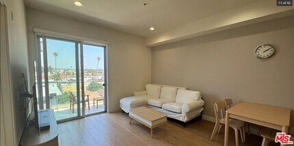 105 S Mariposa Ave in Los Angeles, CA - Building Photo - Building Photo
