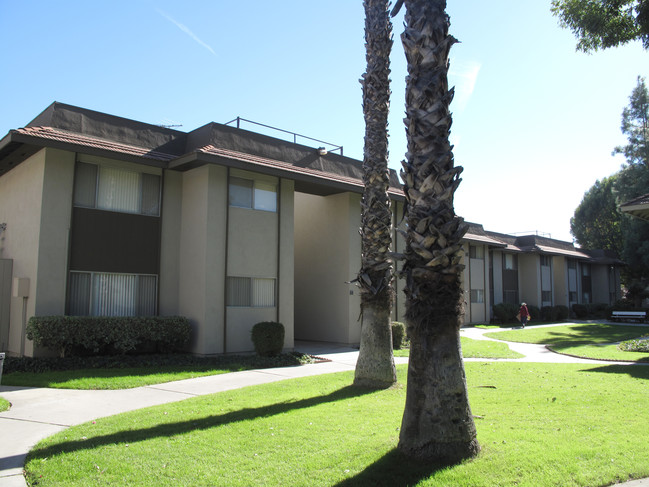 Sherman Way Biltmore in Reseda, CA - Foto de edificio - Building Photo