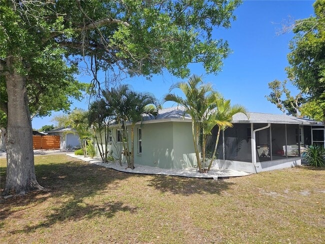 105 Base Ave E in Venice, FL - Foto de edificio - Building Photo