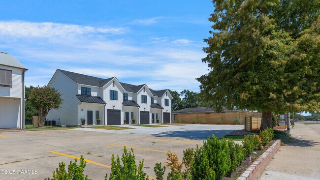 424 Eraste Landry Rd in Lafayette, LA - Building Photo - Building Photo