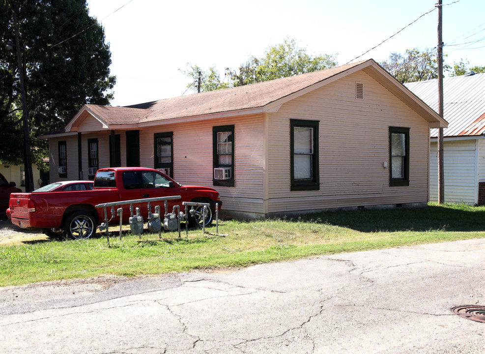 103 South Saddler in Poteau, OK - Foto de edificio