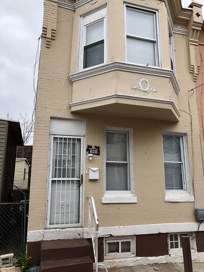 property at 808 W Schiller St