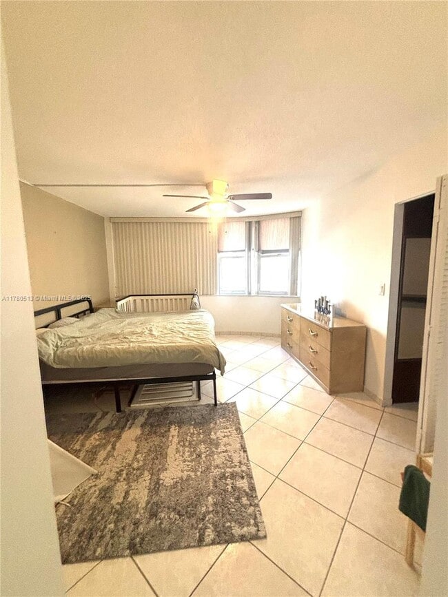 1817 S Ocean Dr in Hallandale Beach, FL - Foto de edificio - Building Photo