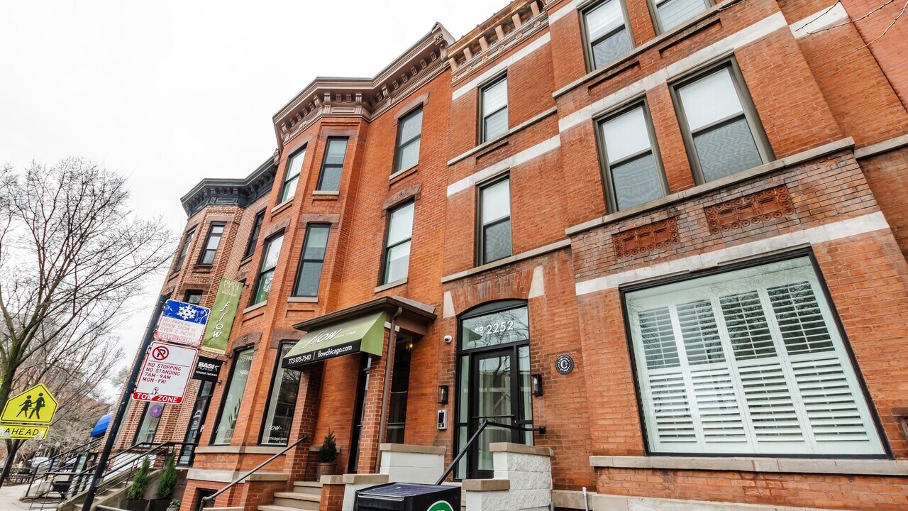 2252 N Clark St, Unit G in Chicago, IL - Building Photo