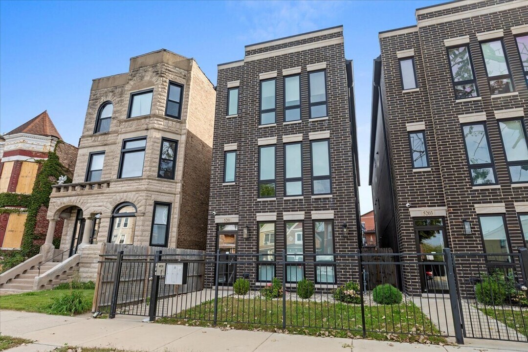 5201 S Wabash Ave in Chicago, IL - Building Photo
