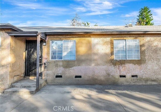 14233 Sylvan St in Los Angeles, CA - Foto de edificio - Building Photo