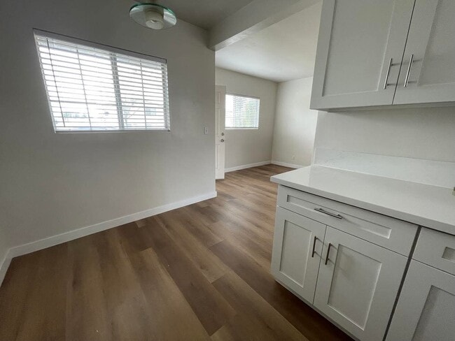 241 E 8th St in Upland, CA - Foto de edificio - Building Photo