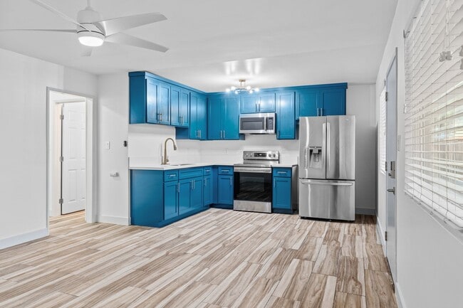 1332 Walnut Ave in Long Beach, CA - Foto de edificio - Building Photo